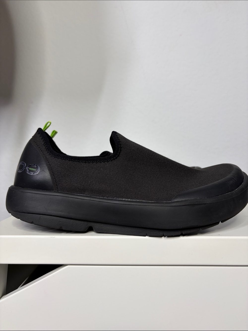Oofos OOmg Low eeZee black size 9